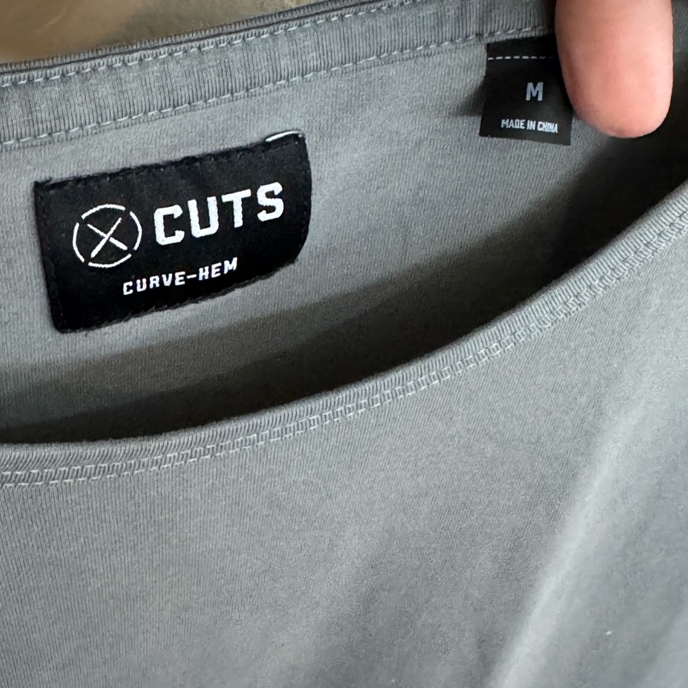 Cuts Clothing Curve-Hem Charcoal Short Sleeve Tee Unisex, Like New - Picture 2 of 3